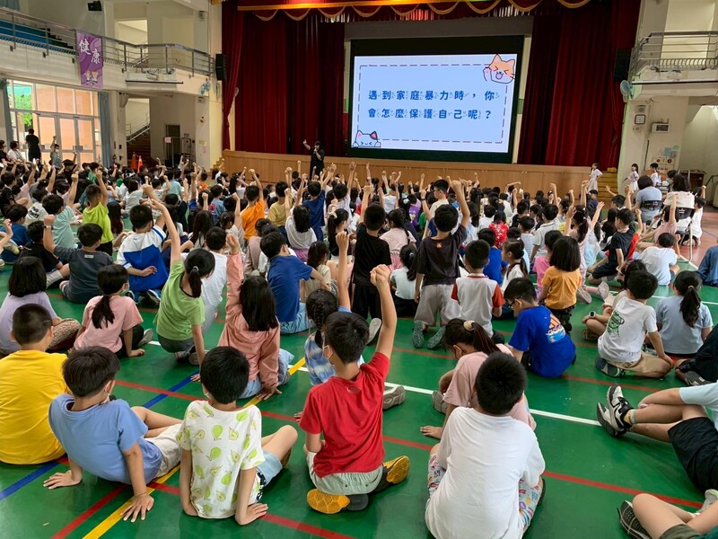 孩子踴躍舉手回答問題圖片