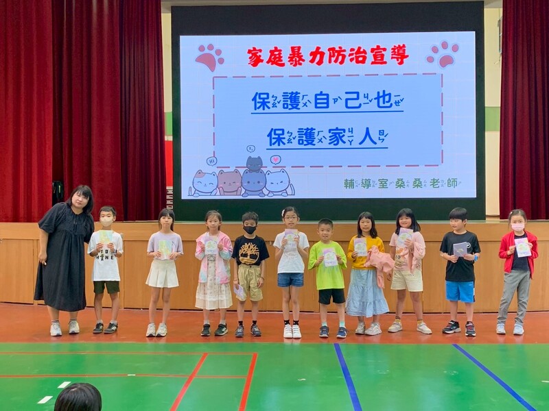 獲獎學生與桑桑老師合影圖片