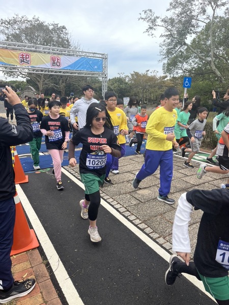 ~~狂賀~~本校611班勇奪臺中市普及化大路跑1.3km國小甲組第2名圖片