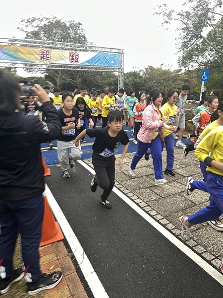 ~~狂賀~~本校611班勇奪臺中市普及化大路跑1.3km國小甲組第2名圖片