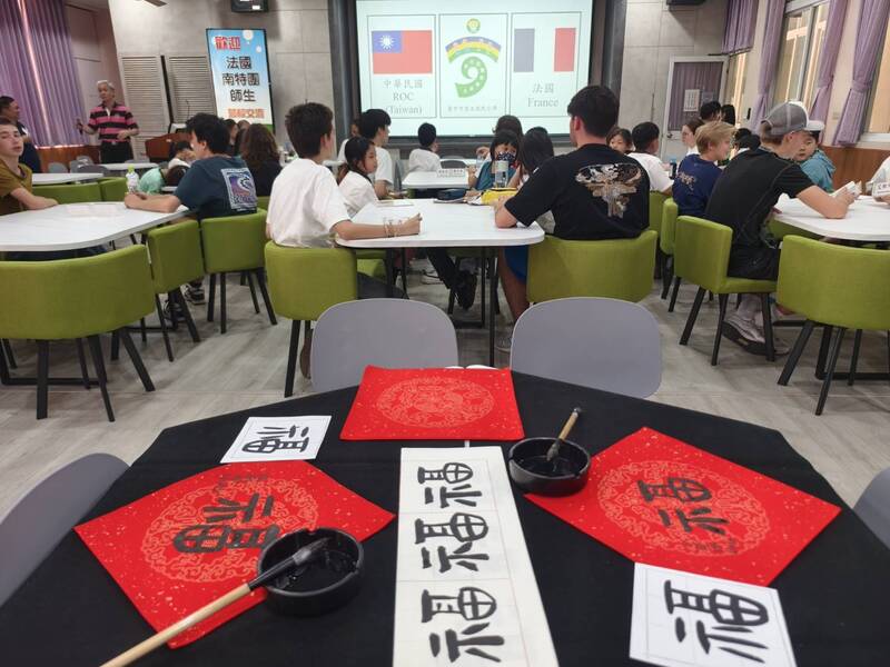 法國師生走進惠小 感受臺灣人文魅力 從毛筆到愛玉 跨越語言的距離圖片