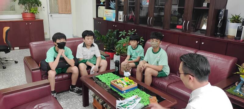 校長為選手們加油勉勵圖片