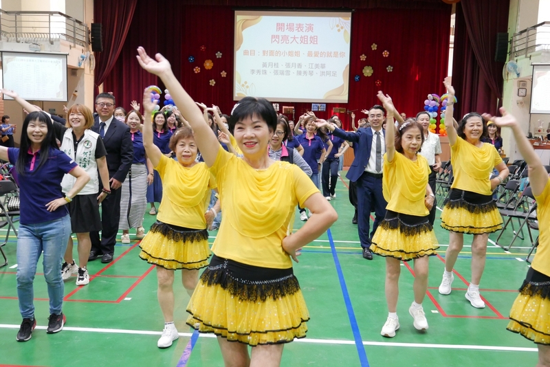 閃亮姊妹精彩的開場表演