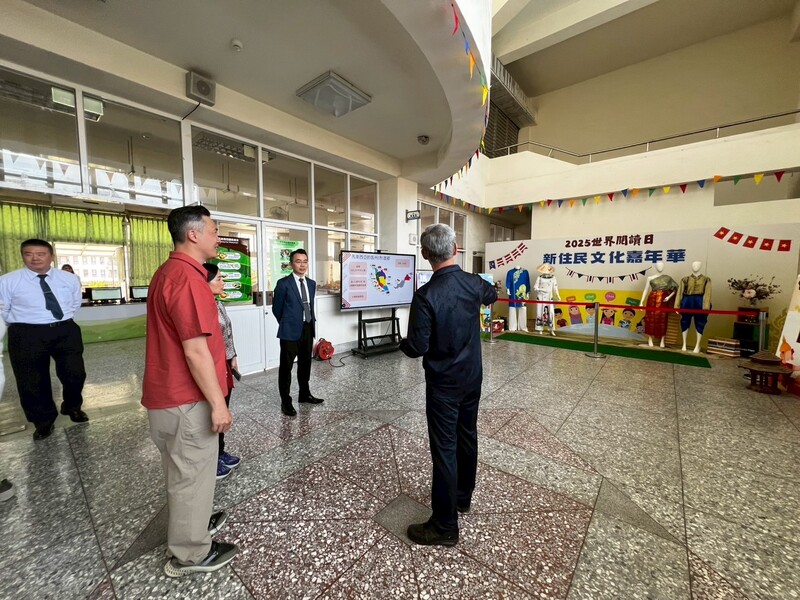 介紹世界閱讀日暨新住民文化嘉年華展區,展現校園多元文化特色