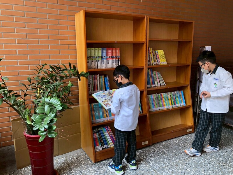 走廊變身書屋！3/16臨時圖館開幕直擊，捕獲惠文小書蟲們的快樂瞬間~圖片