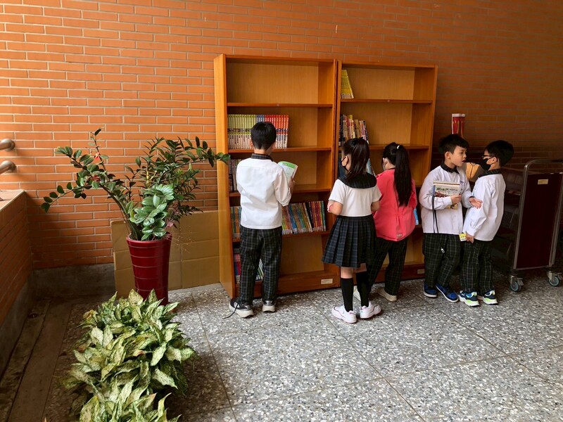 走廊變身書屋！3/16臨時圖館開幕直擊，捕獲惠文小書蟲們的快樂瞬間~圖片