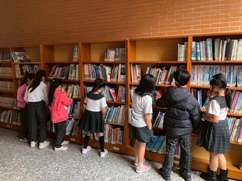 孩子專注挑書圖片