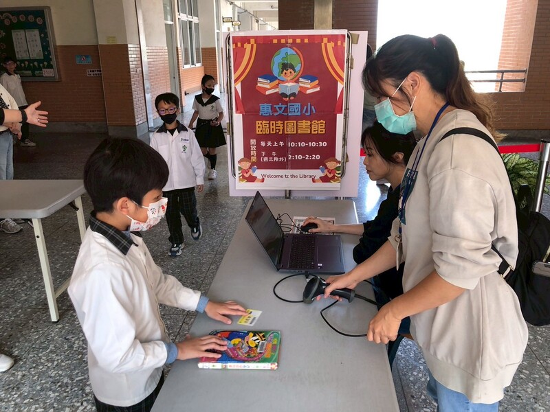 好開心可以借書囉!圖片