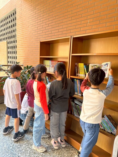 討論著發現好書圖片