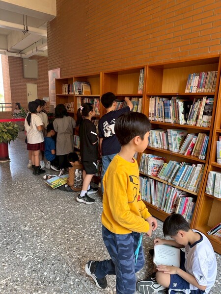 走廊變身書屋！3/16臨時圖館開幕直擊，捕獲惠文小書蟲們的快樂瞬間~圖片