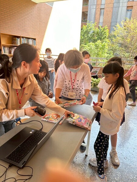 走廊變身書屋！3/16臨時圖館開幕直擊，捕獲惠文小書蟲們的快樂瞬間~圖片