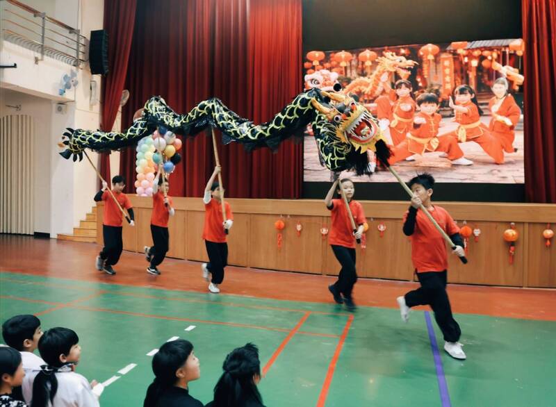鼓龍舞獅迎春，校園喜迎新年圖片