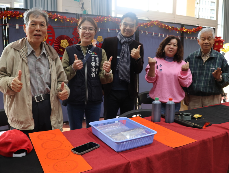 鼓龍舞獅迎春，校園喜迎新年圖片