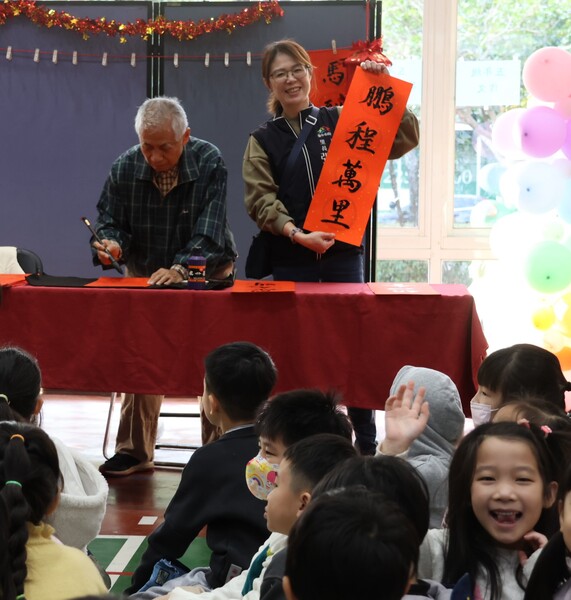 鼓龍舞獅迎春，校園喜迎新年圖片