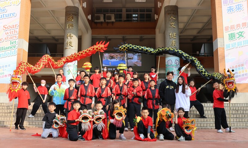 鼓龍舞獅迎春，校園喜迎新年圖片