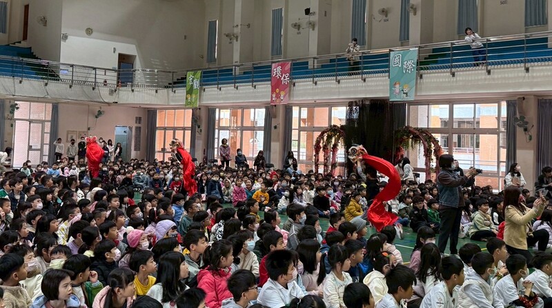 鼓龍舞獅迎春，校園喜迎新年圖片