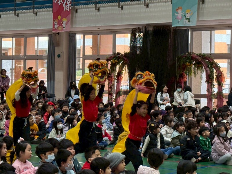 鼓龍舞獅迎春，校園喜迎新年圖片
