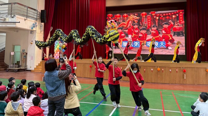 鼓龍舞獅迎春，校園喜迎新年圖片