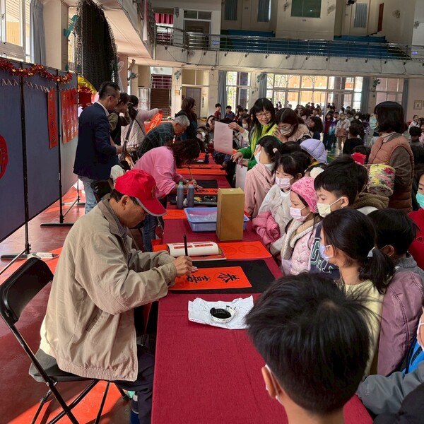 鼓龍舞獅迎春，校園喜迎新年圖片