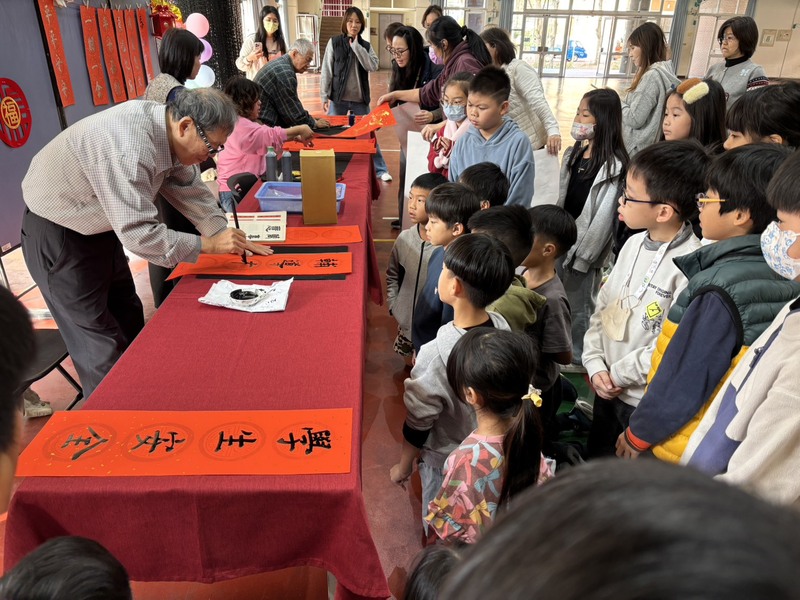 鼓龍舞獅迎春，校園喜迎新年圖片