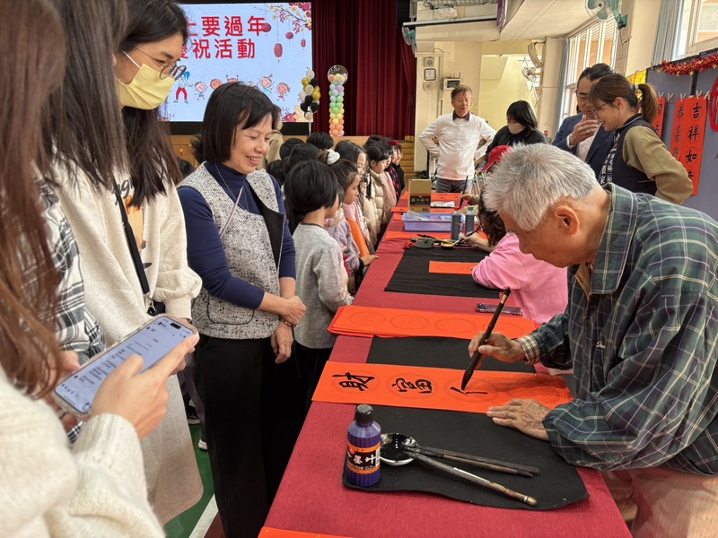 鼓龍舞獅迎春，校園喜迎新年圖片