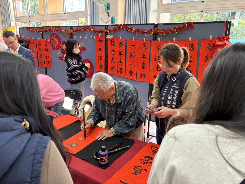 鼓龍舞獅迎春，校園喜迎新年圖片