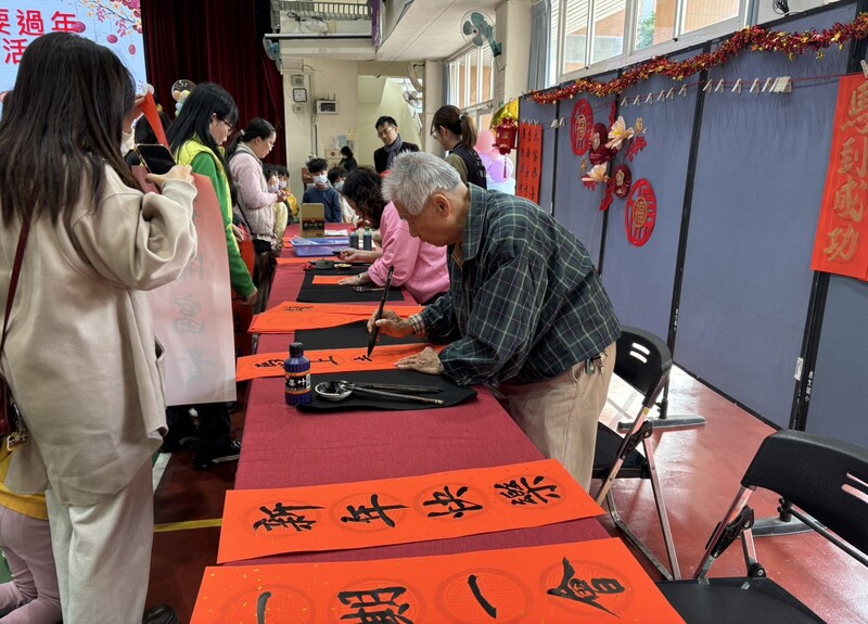 鼓龍舞獅迎春，校園喜迎新年圖片