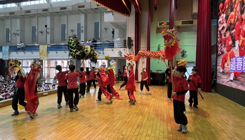 鼓龍舞獅迎春，校園喜迎新年圖片