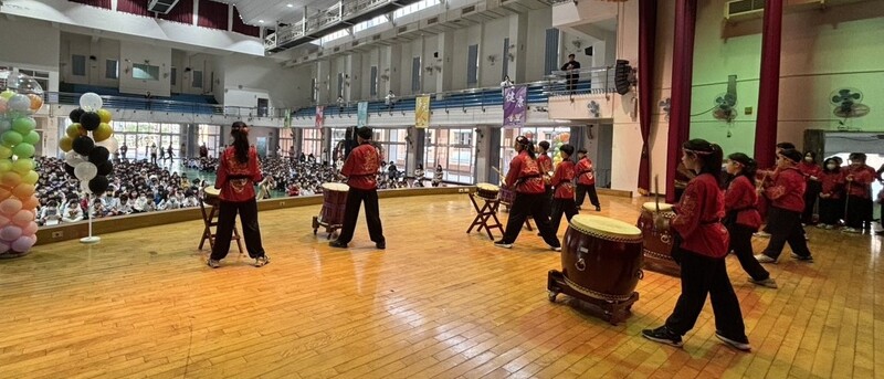 鼓龍舞獅迎春，校園喜迎新年圖片