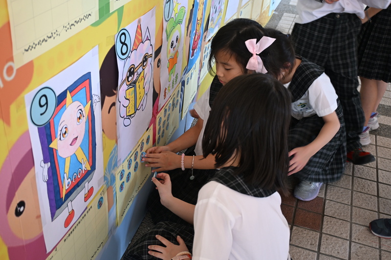 一群孩子們熱絡的討論~~