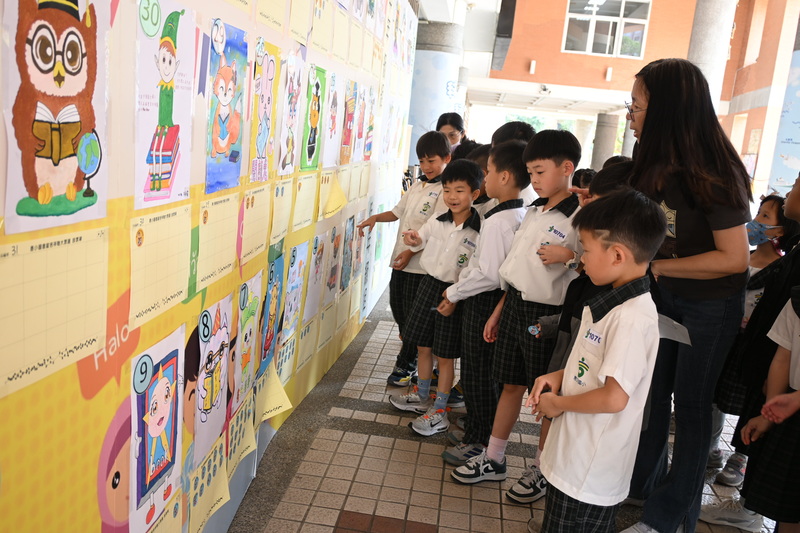 老師~認真地指導如何投票