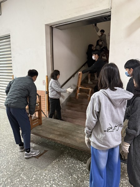 校友們的接力運輸大隊圖片