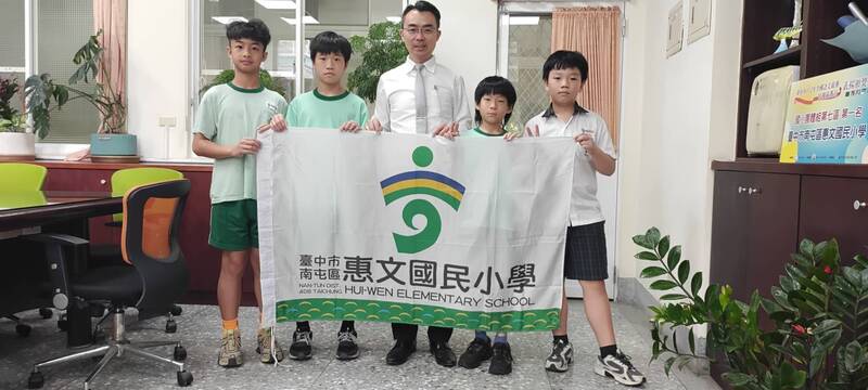 出發前選手們與校長合影