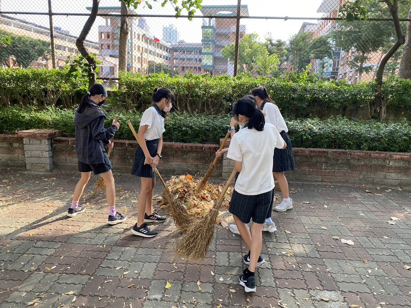 609-孩子們努力消滅落葉