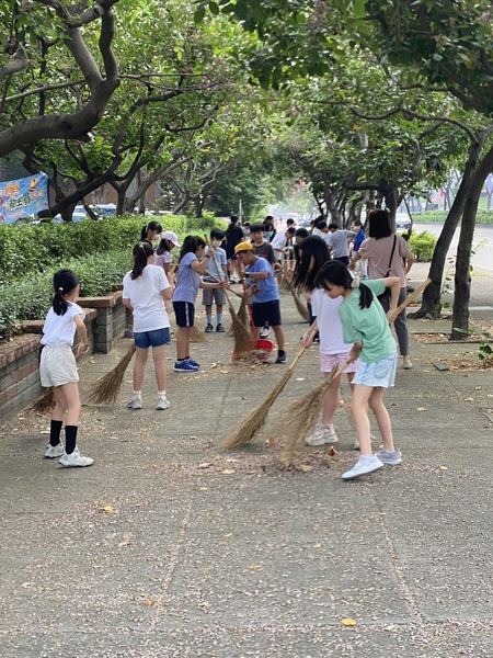 507-孩子們為了學校環境認真清掃