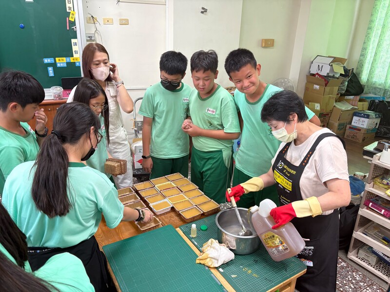 回收利用廚房油 攔油減塑愛地球 強鹼香精樂融融 防蚊香皂為我留圖片
