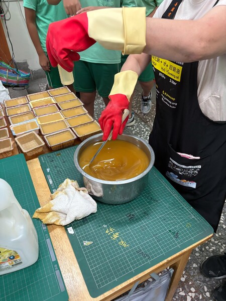 回收利用廚房油 攔油減塑愛地球 強鹼香精樂融融 防蚊香皂為我留圖片