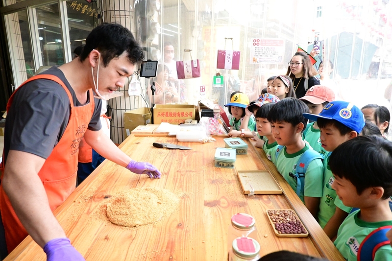 師傅現場製作花生酥，孩子們看得目不轉睛。