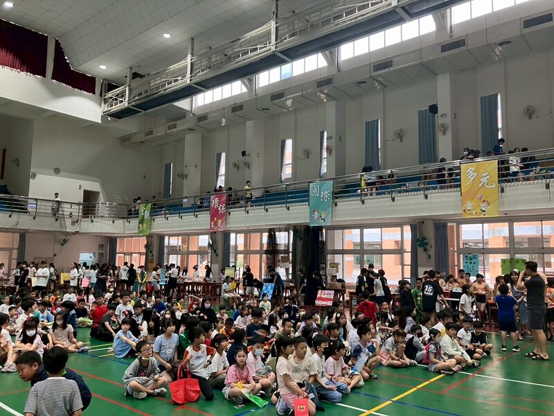 等待開市的顧客們圖片